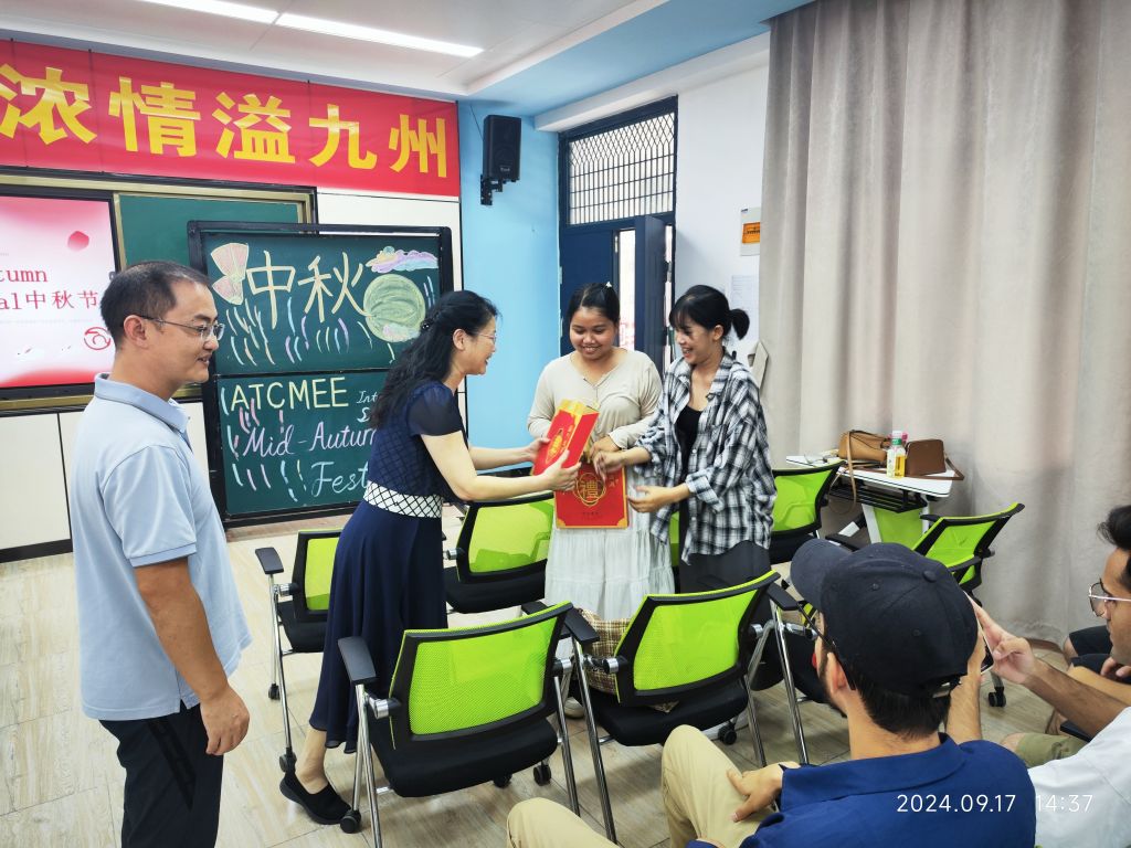 刘书记送月饼.jpg