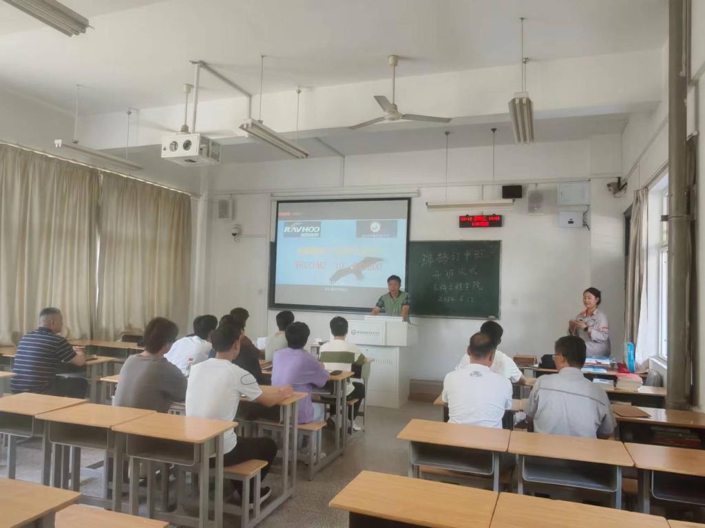 李钦生主持.jpg