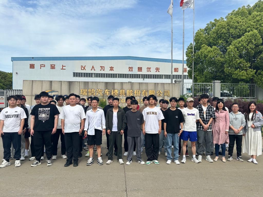 瑞鹄门口大合影.jpg