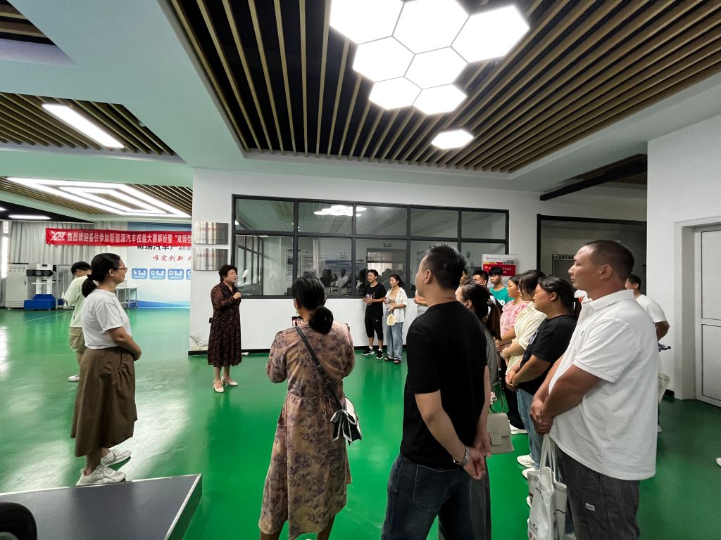 领导介绍产业学院.jpg