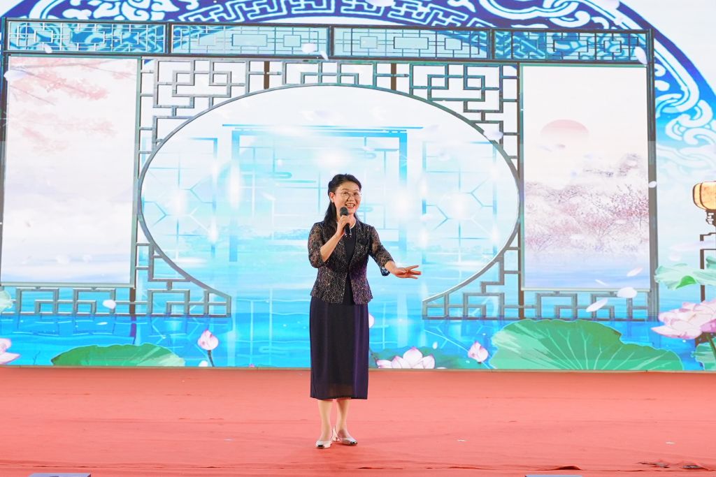 图16 黄梅戏《到底人间欢乐多》.jpg