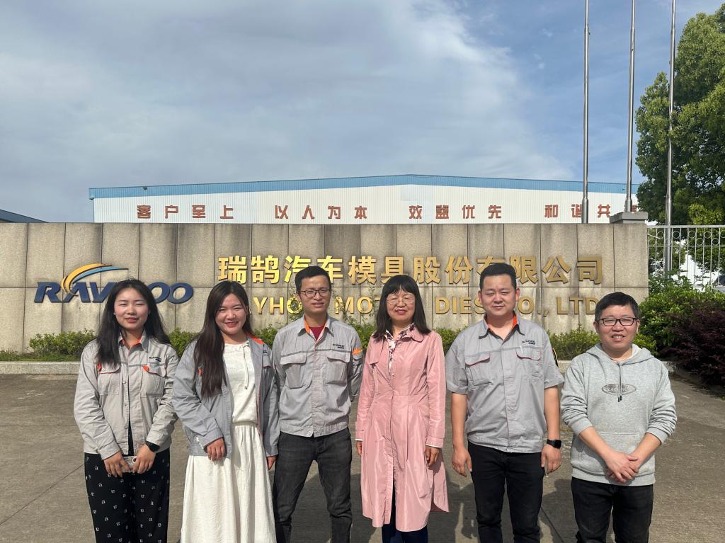 瑞鹄门口小合影.jpg