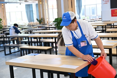 最美食堂工作阿姨+物联3232+蒋懂言.jpg