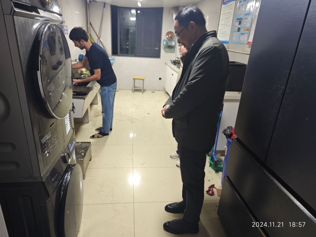 20241121徐校看望国际学生.jpg