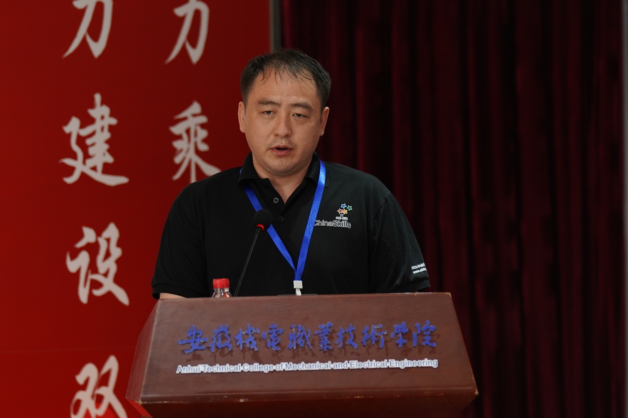 男人的照片上写着字描述已自动生成 男人的照片上写着字描述已自动生成