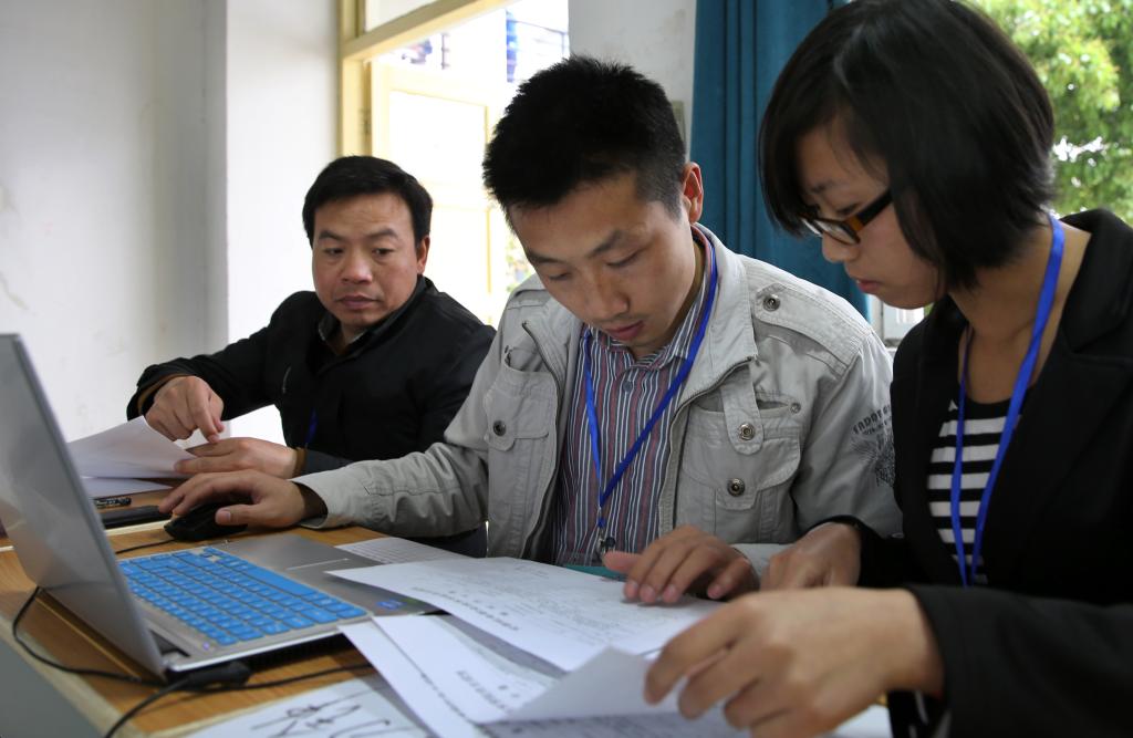 图为工作人员正在统计考生面试得分。 记者 梅韬 摄